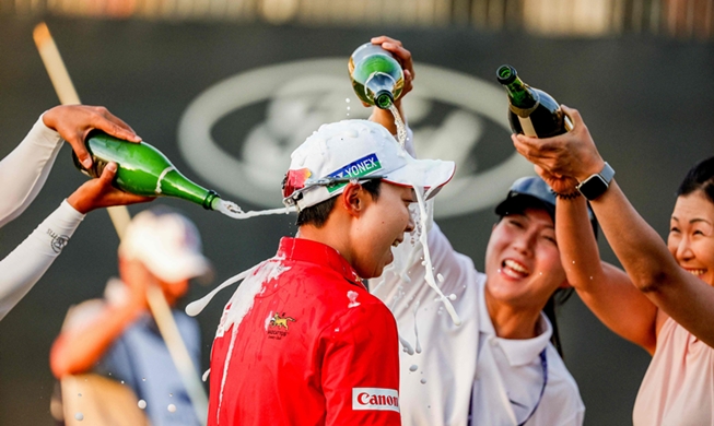 西班牙足协宣传反家暴：面对家庭暴力，直接出示红牌