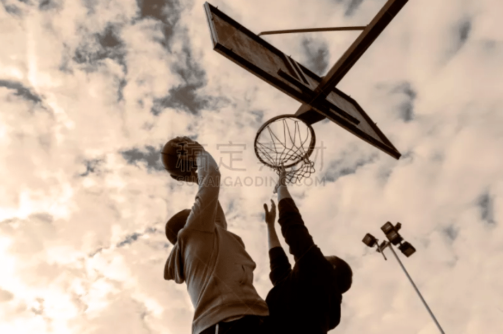 詹姆斯空砍准三双，15篮板大幅刷新个人赛季新高